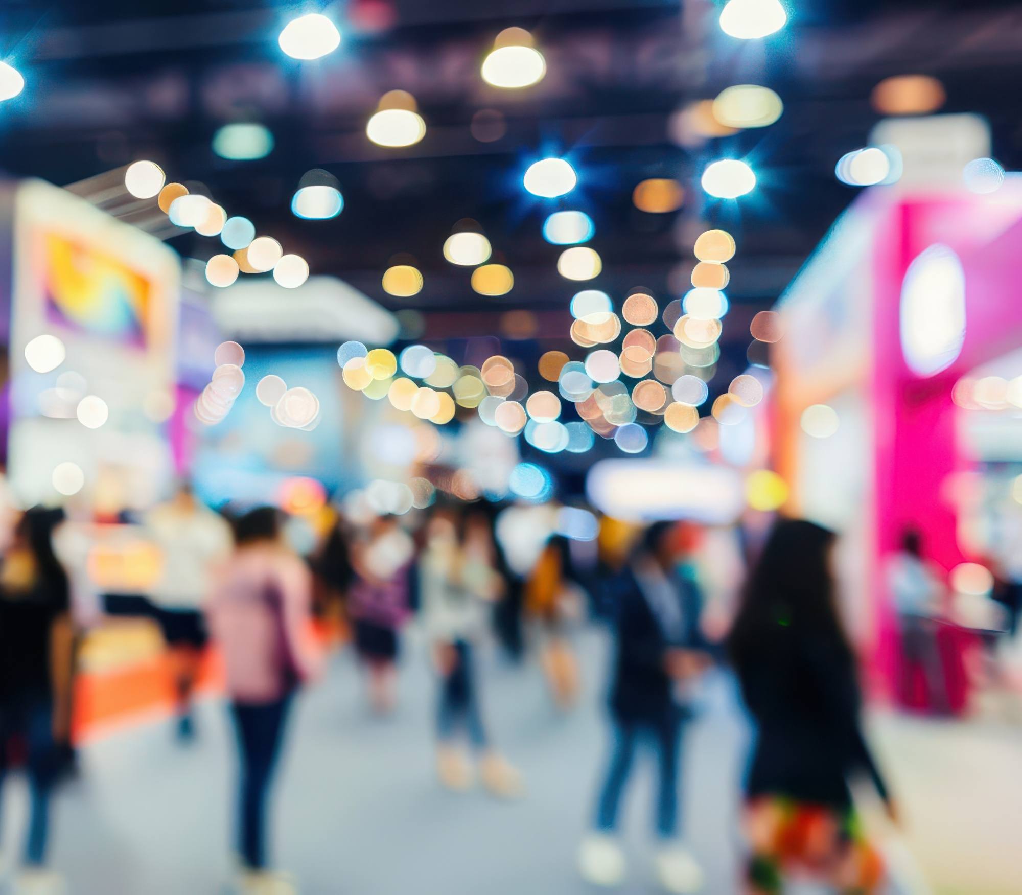 Photo d'un salon professionnel avec stands et visiteurs