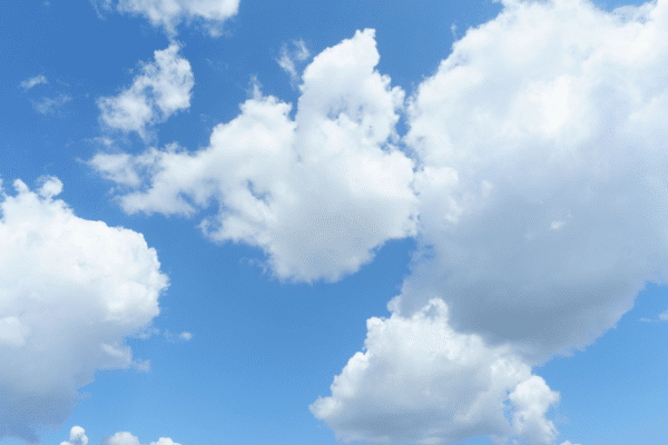Ciel bleu avec quelques nuages