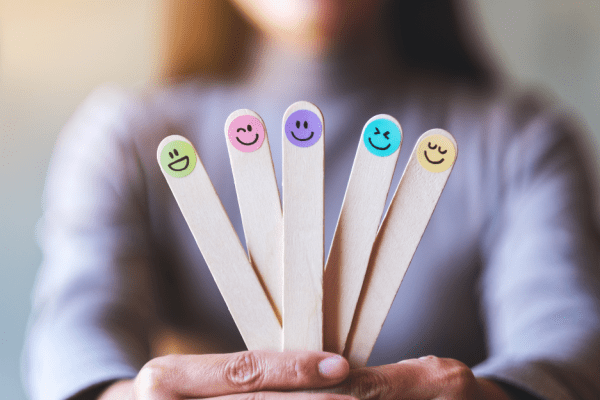 Bâtons en bois avec différents emojis pour définir l’humeur
