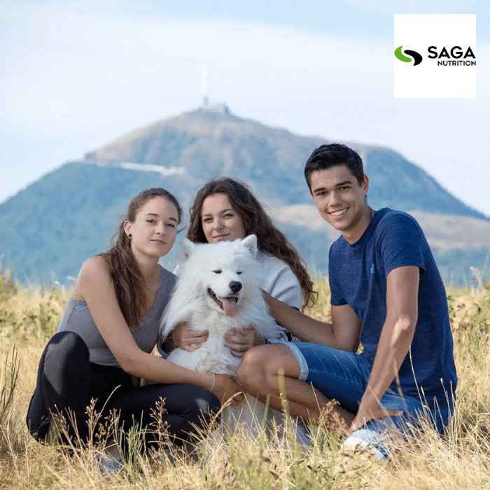 Famille avec un chien, arrière-plan avec vue sur le puy de Dôme, logo de Saga Nutrition
